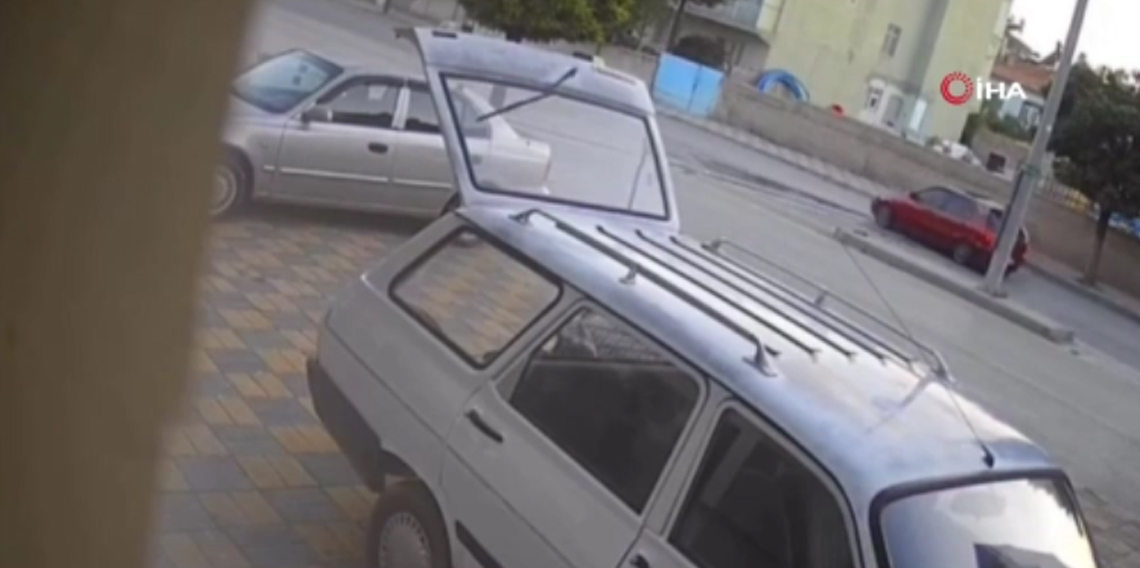 Freni patlayan minibüs taksiyi önüne kattı, direğe çarparak durabildi: 1 yaralı