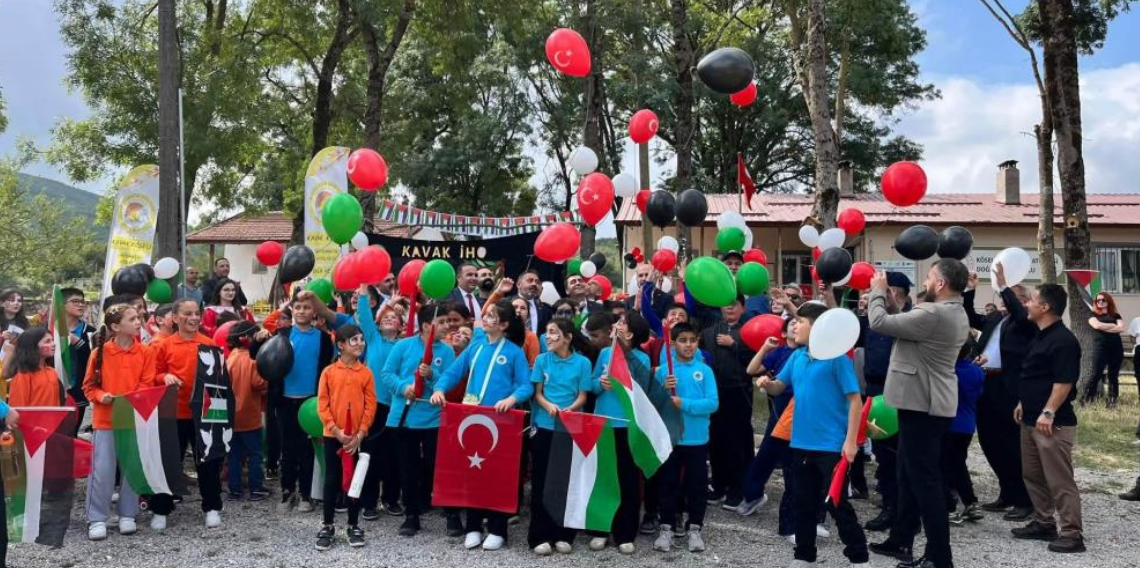 Gazzeli çocuklar için gökyüzüne umut uçuruldu