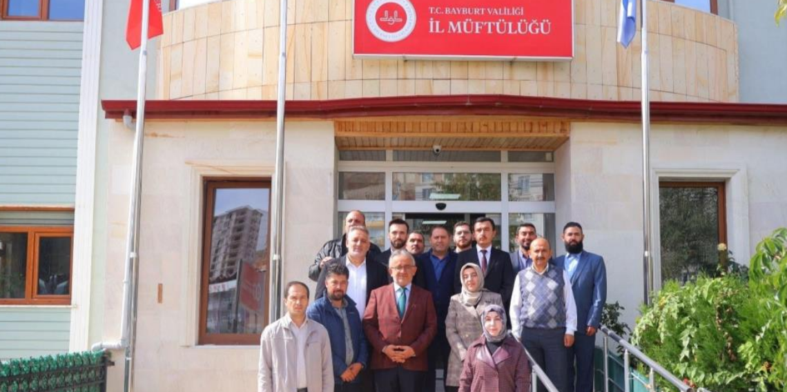 Bayburt İl Müftüsü Bayram Danacı personel ve Kur’an kursu öğreticileriyle vedalaştı
