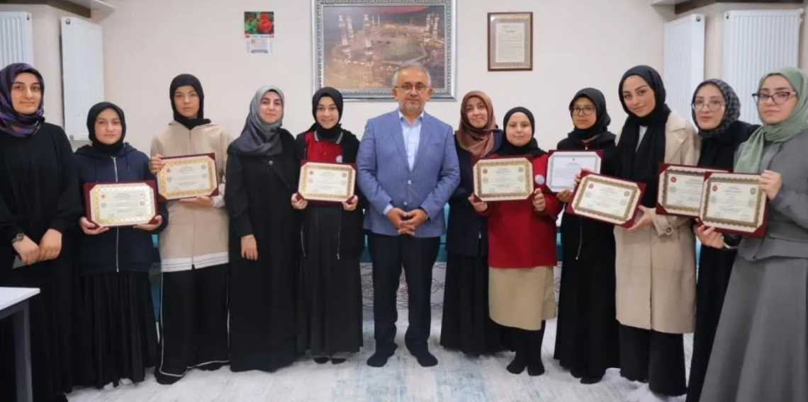 Bayburt’ta hafızlık eğitimini tamamlayan öğrencilere belgeleri verildi