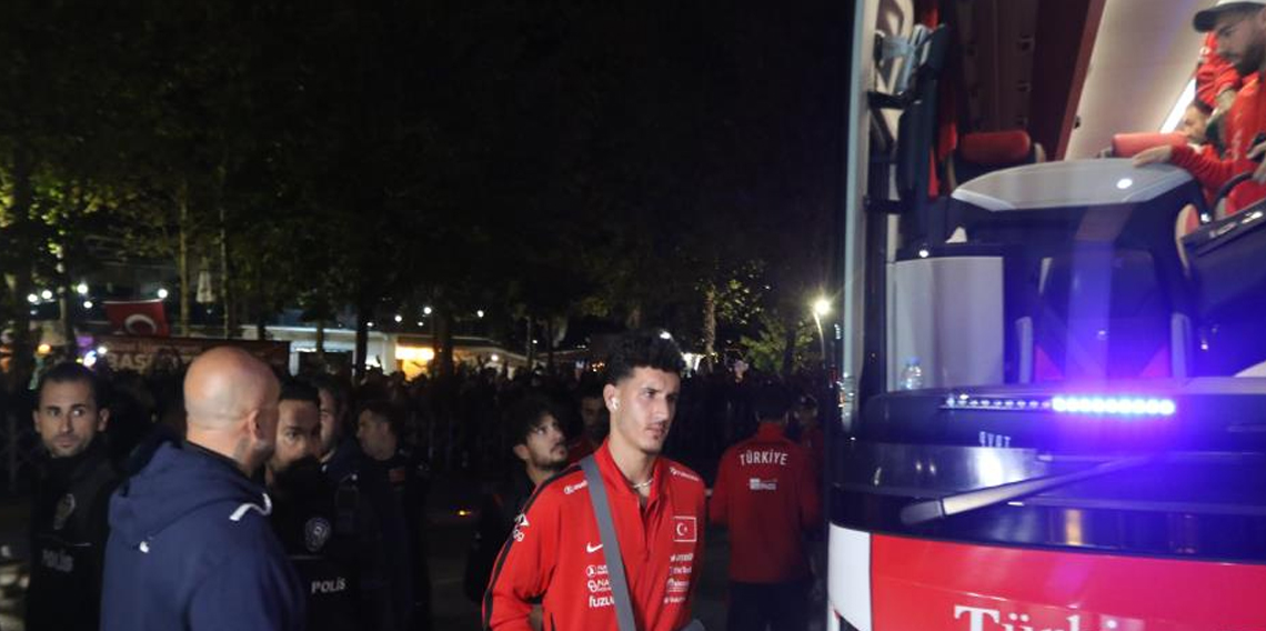 A Milli Futbol Takımı'nı otel önünde yüzlerce taraftar karşıladı