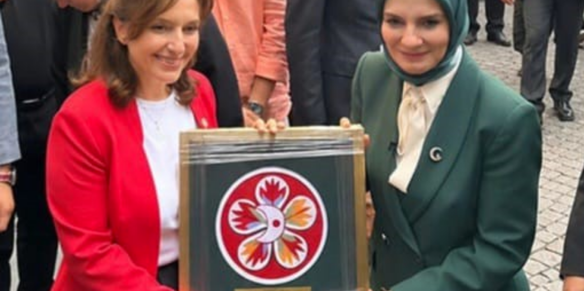 152 yıllık makineyle işlenen Kızılay’ın ilk amblemi Bakan Göktaş’a da hediye edildi