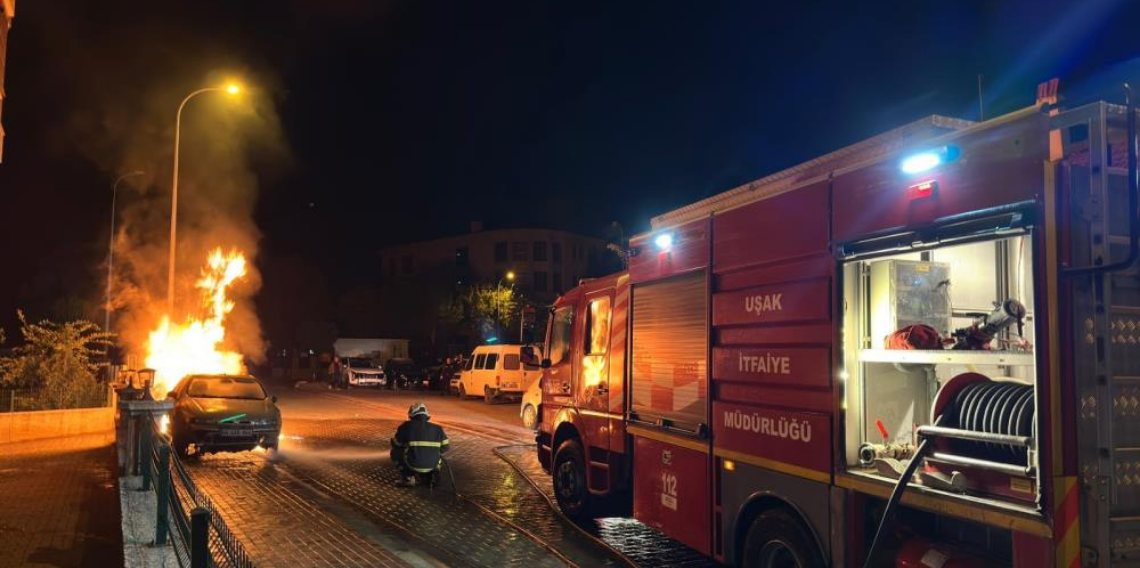 Park halindeki otomobilde çıkan yangın söndürüldü