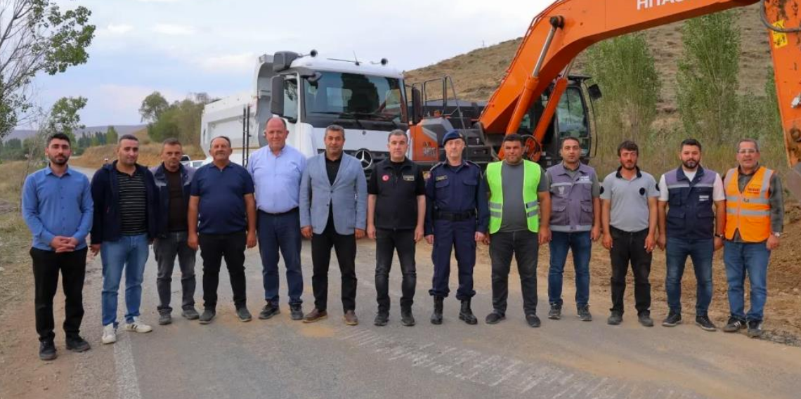 Bayburt’un grup yollarında asfalt ve genişletme çalışmaları sürüyor