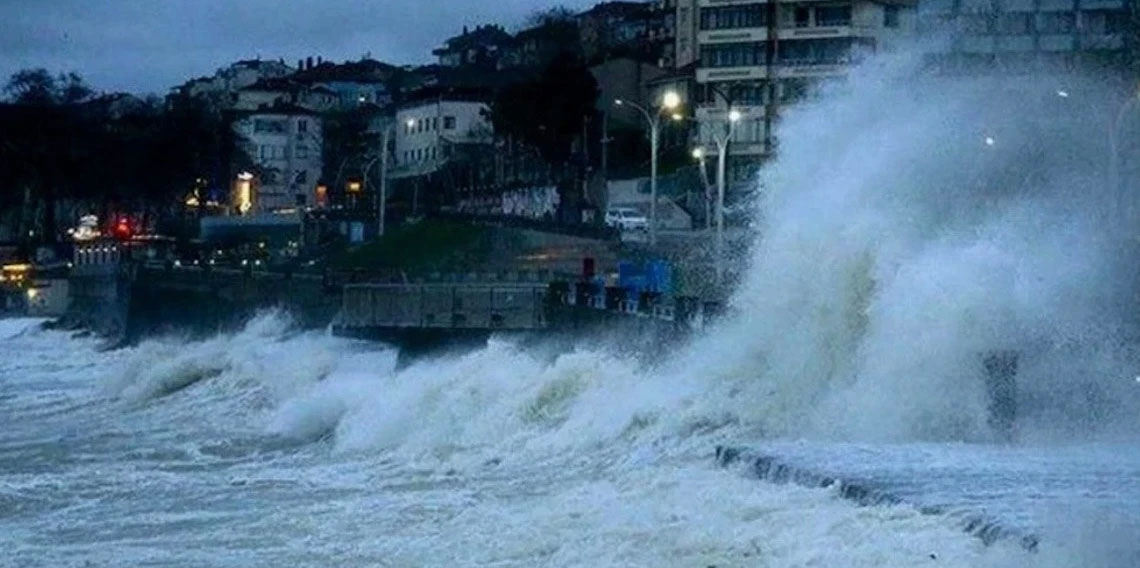 Karadeniz'de yaşayanlar dikkat! Fırtına uyarısı yapıldı...