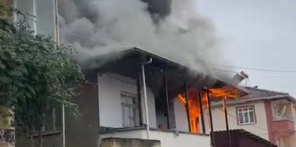 Erbaa'da iki katlı evde çıkan yangında ev kullanılamaz hale geldi