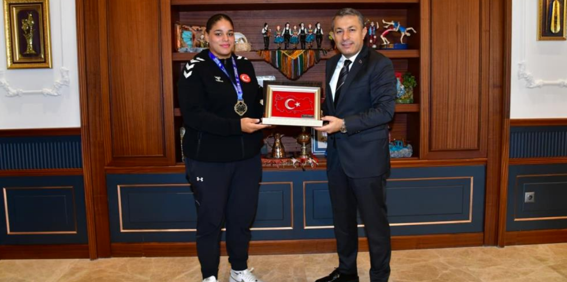 Avrupa Şampiyonu bayan millî boksörleri kabul etti