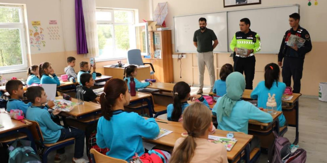 Bayburt’ta ilkokul öğrencilerine trafik güvenliği eğitimi verildi