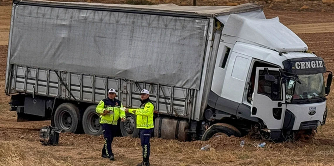 Uşak'ta feci kaza! Otomobil kamyonla çarpıştı: 3 kişi öldü
