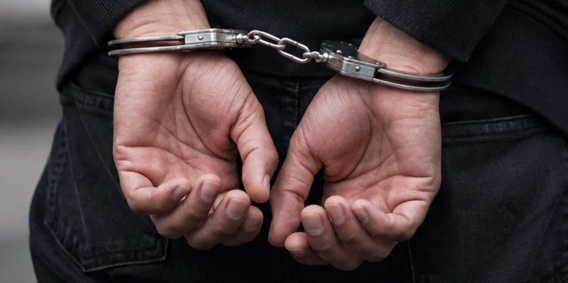 Van'da tarihi eser operasyonu! Altın yaldız işlemeli Tevrat ele geçirildi