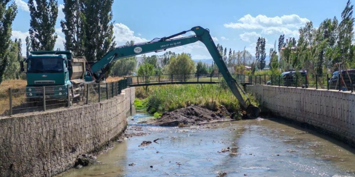 Bayburt Çiğdemtepe’de dere yatağı ıslah ediliyor