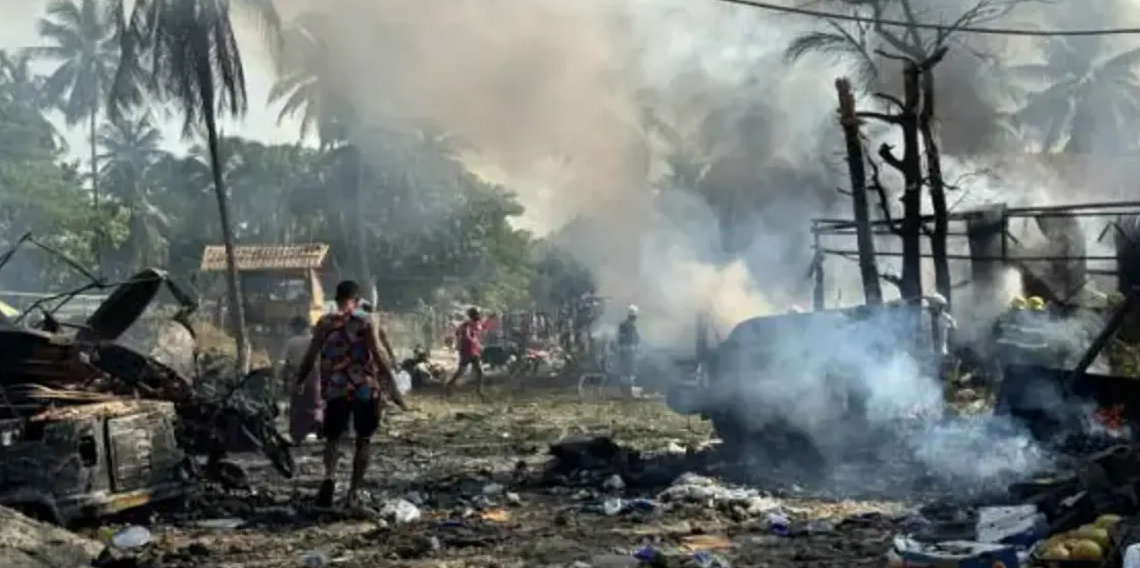 Arakan'da yerinden edilmiş sivillerin kampına hava saldırısı: 8 ölü