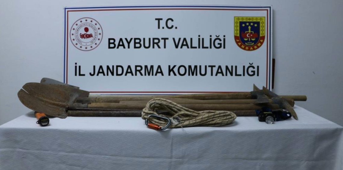 Bayburt’ta izinsiz kazı yapan 6 şüpheli suçüstü yakalandı