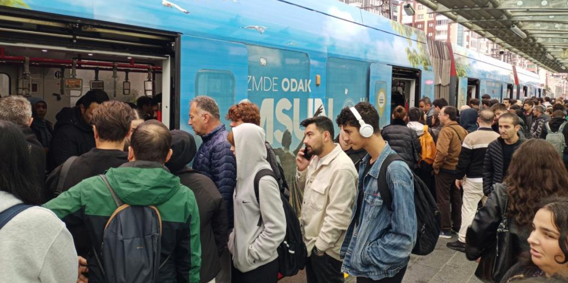 Samsun'da sabah saatlerinde tramvaylarda yoğunluk