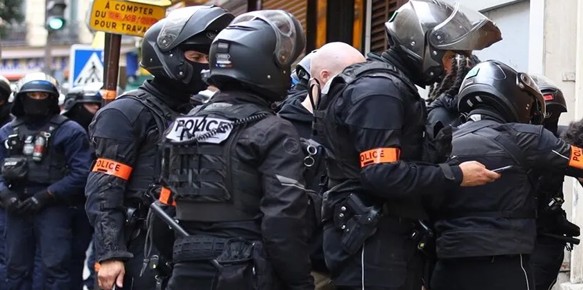 Fransa'daki protestolarda 14 yaşındaki göstericiyi yaralayan polis hakkında soruşturma açıldı