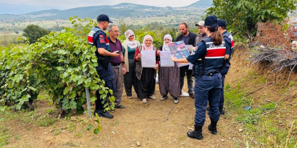 Jandarma çocuklar silahlara ulaşmasın diye köy köy gezip broşür dağıttı