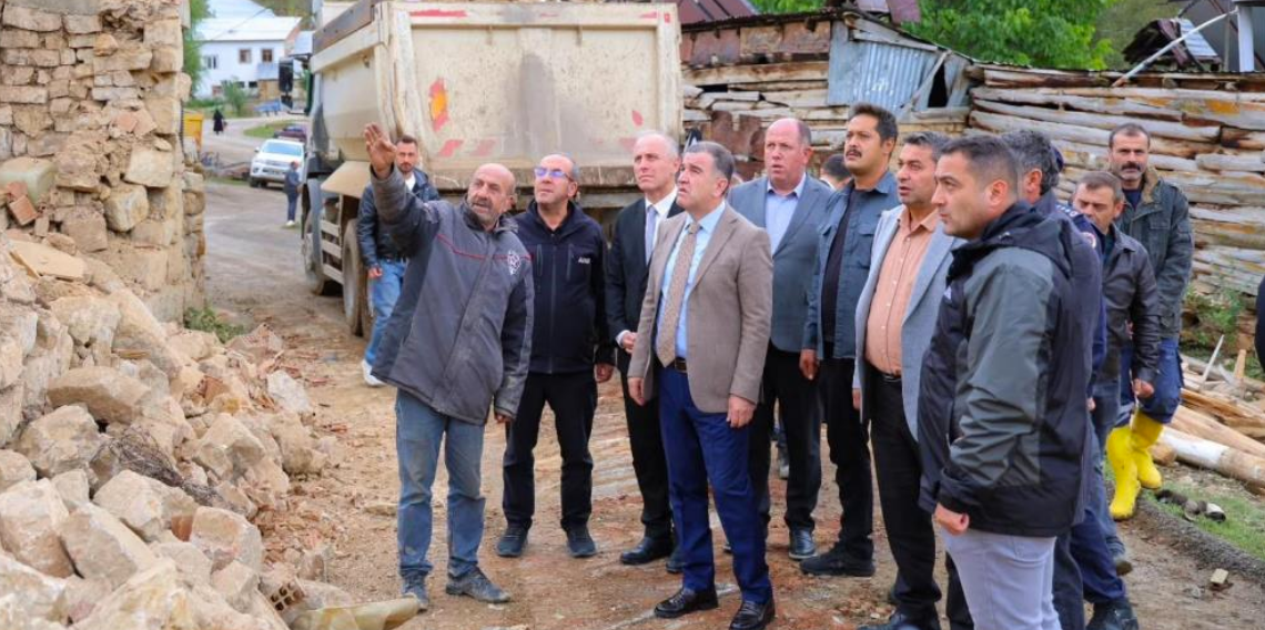Vali Eldivan Heybetepe'deki yangın bölgesinde incelemelerde bulundu