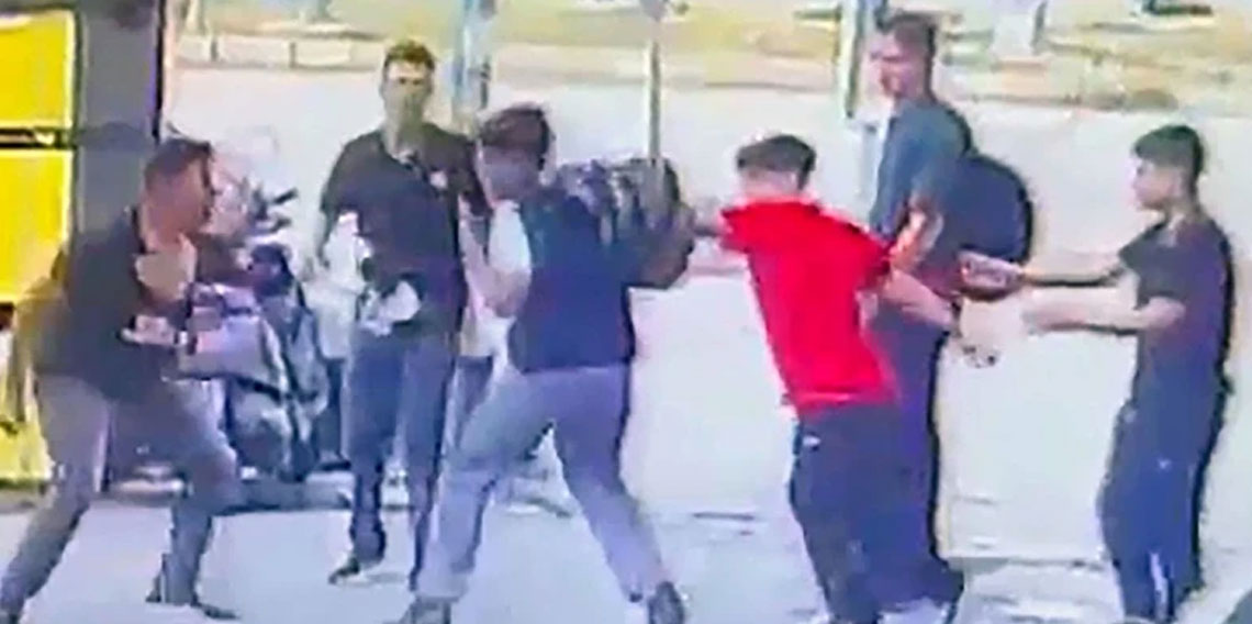 Sokak ortasında akran dehşeti: Dövüp yerde sürüklediler!
