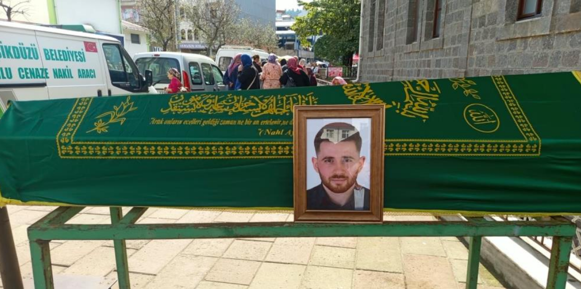 İstanbul'da trafik kazasında ölen genç Trabzon'da son yolculuğuna uğurlandı