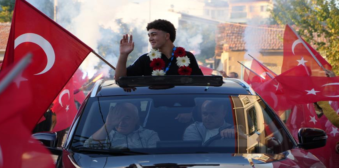 15 yaşındaki Balkan şampiyonuna Edirne'de coşkulu karşılama