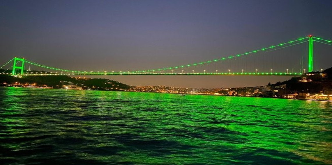Fatih Sultan Mehmet Köprüsü ve Çamlıca Kulesi yeşil ışıklar ile aydınlatıldı