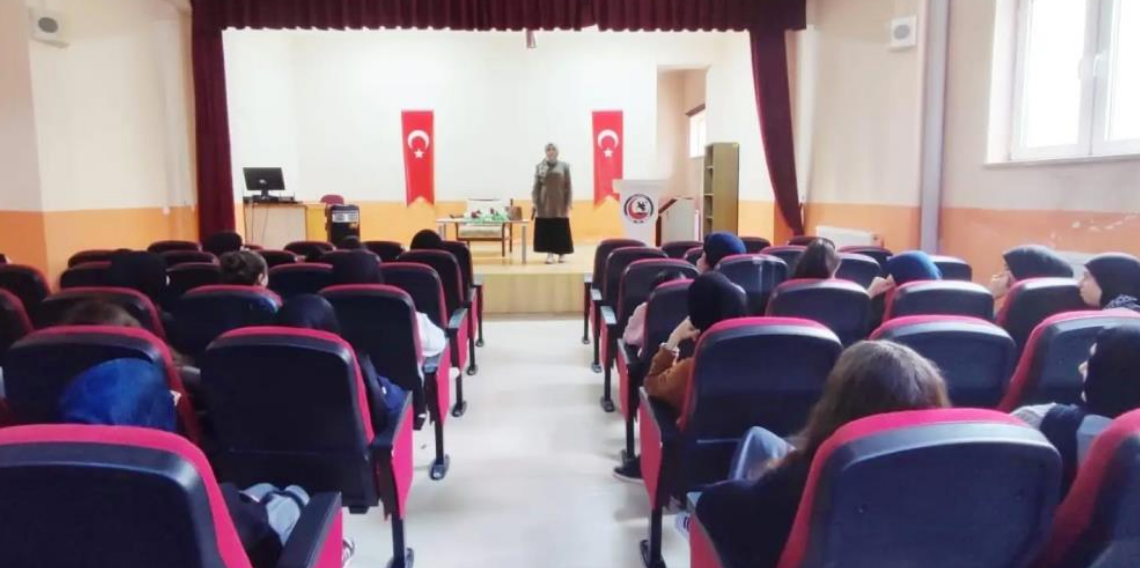 Bayburt’ta gençlere aile ahlakı eğitimi: Peygamber Efendimizin örnek hayatı anlatıldı