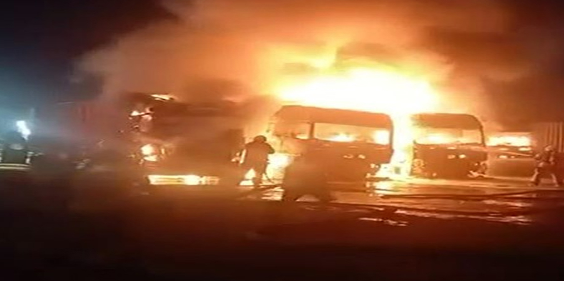 Beylikdüzü'nde tır garajı kundaklandı: 4 araç küle döndü