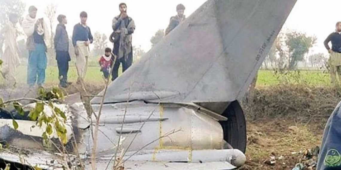 Pakistan'da askeri eğitim uçağı düştü!