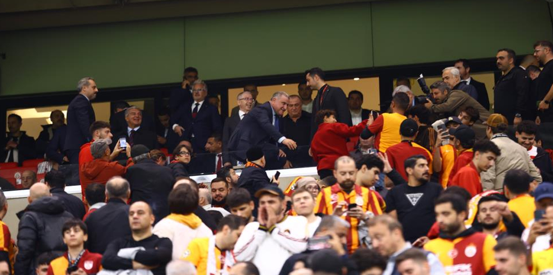 Bakan Osman Aşkın Bak, Galatasaray - Barcelona maçını izledi