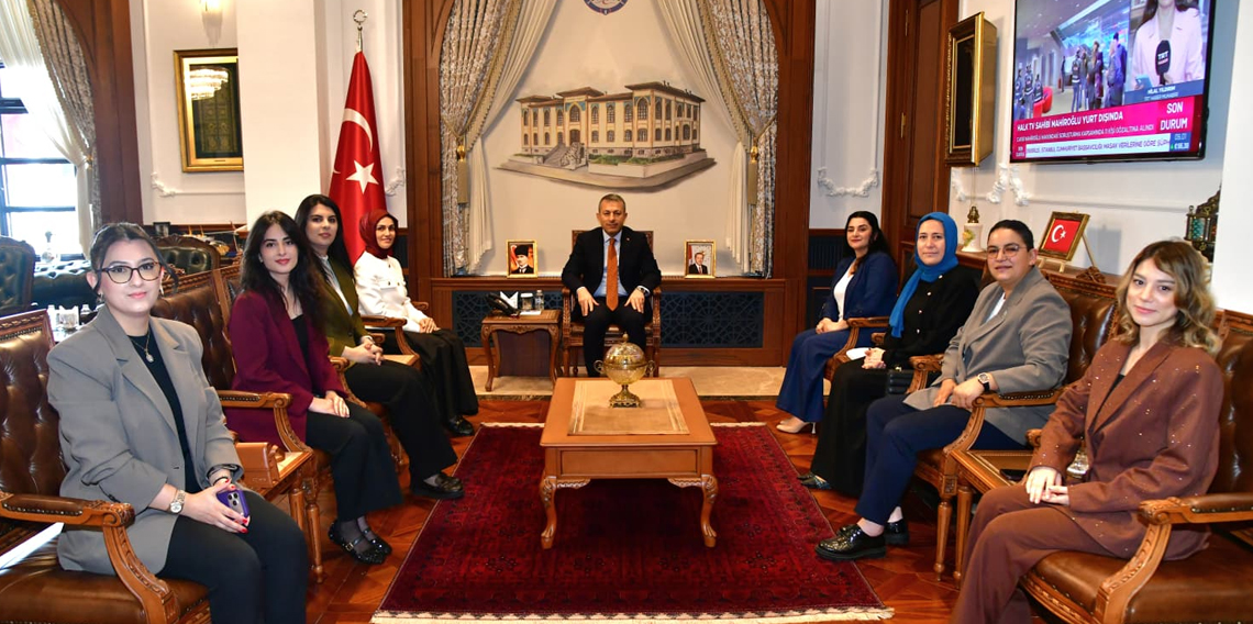 Vali Tahir Şahin, otizmli ve zihinsel engelli çocukların ailelerini temsil eden derneği kabul etti.