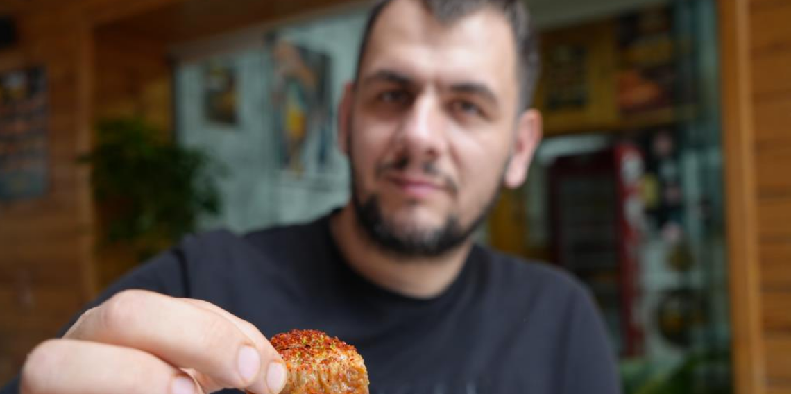 Acısız yaşayamıyor: Tatlıya bile pul biber atıp yiyor