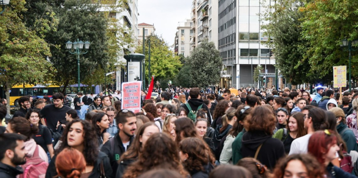 Yunanistan’da öğrenciler eğitime ayrılan ödenek yetersizliğini protesto için sokağa indi