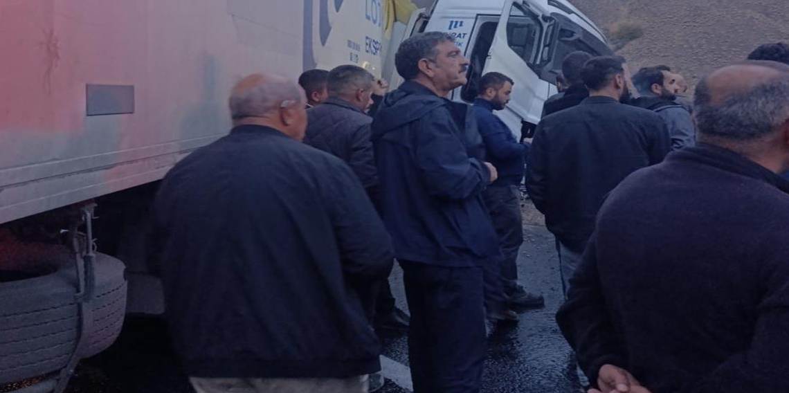 Tır kaza yaptı: Yüksekova-Van karayolunda onlarca araç yolda mahsur kaldı