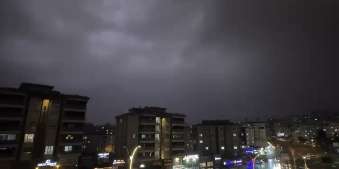 Gaziantep’te art arda şimşekler çaktı
