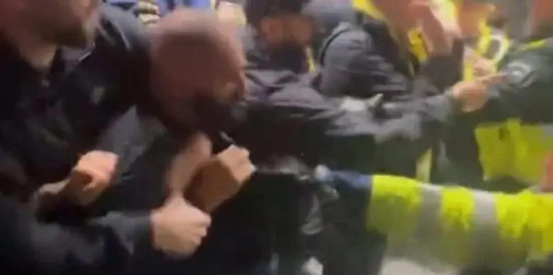 İngiliz polisinden Fenerbahçelilere sert müdahale