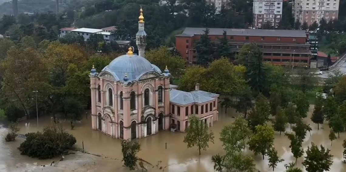 İstanbul'daki tarihi cami sular altında kaldı!