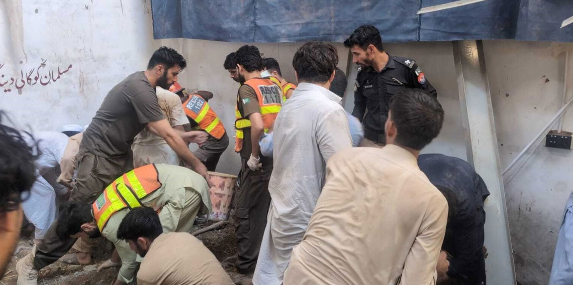 Pakistan'da okulun çatısı çöktü! 28'i çocuk 29 kişi hayatını kaybetti