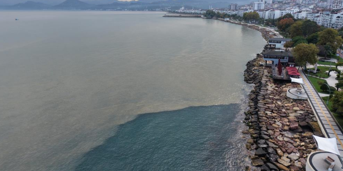 Yağışların ardından Karadeniz’in rengi değişti! Fatsa kıyılarında dikkat çeken görüntü