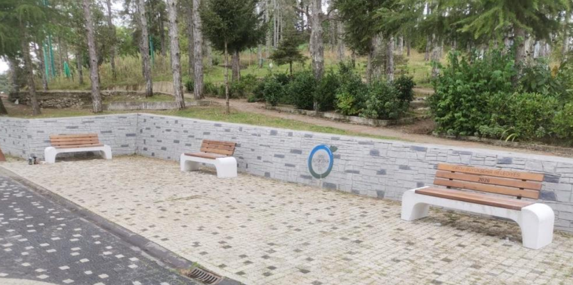 Boztepe’de kent mobilyaları bakımdan geçiriliyor