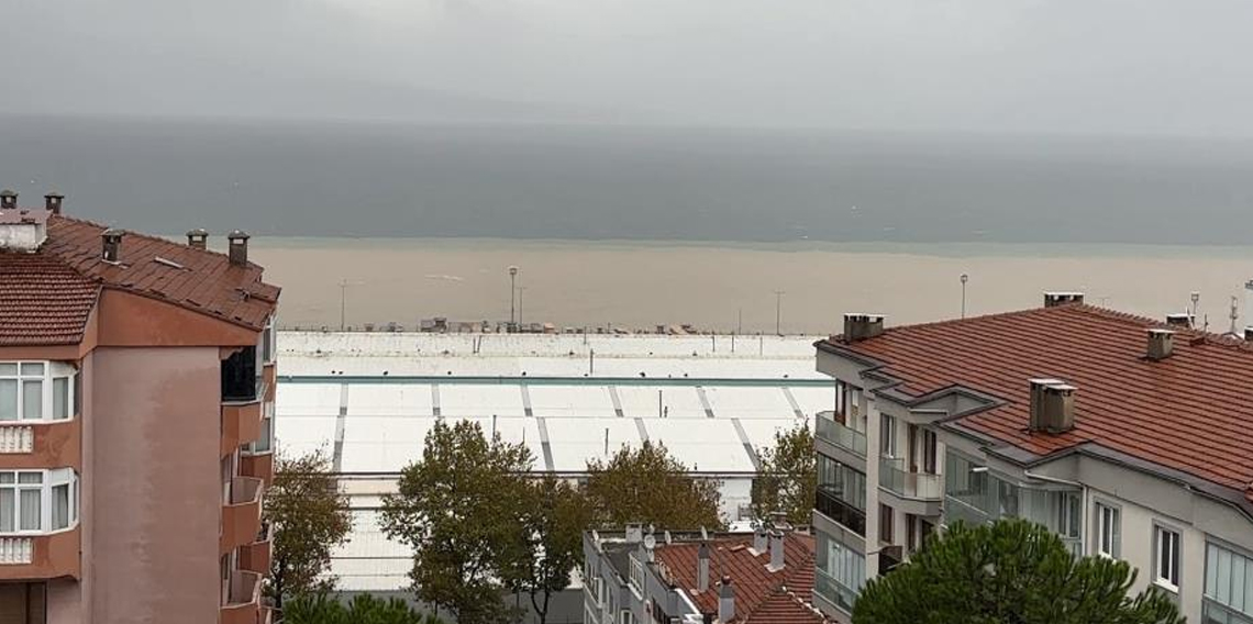 Bursa’da sel suları denizi çamura buladı