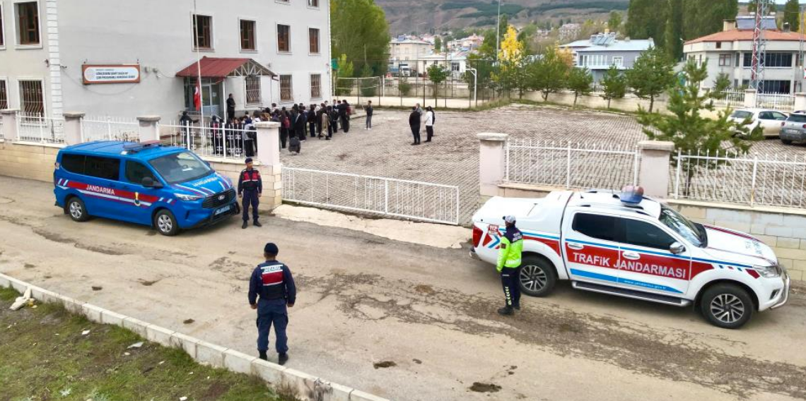 Bayburt’ta jandarmadan okul çevrelerinde güvenlik denetimi