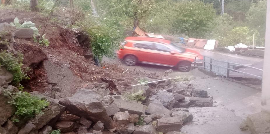 Karadeniz Ereğli’de aşırı yağış duvarı çökertti