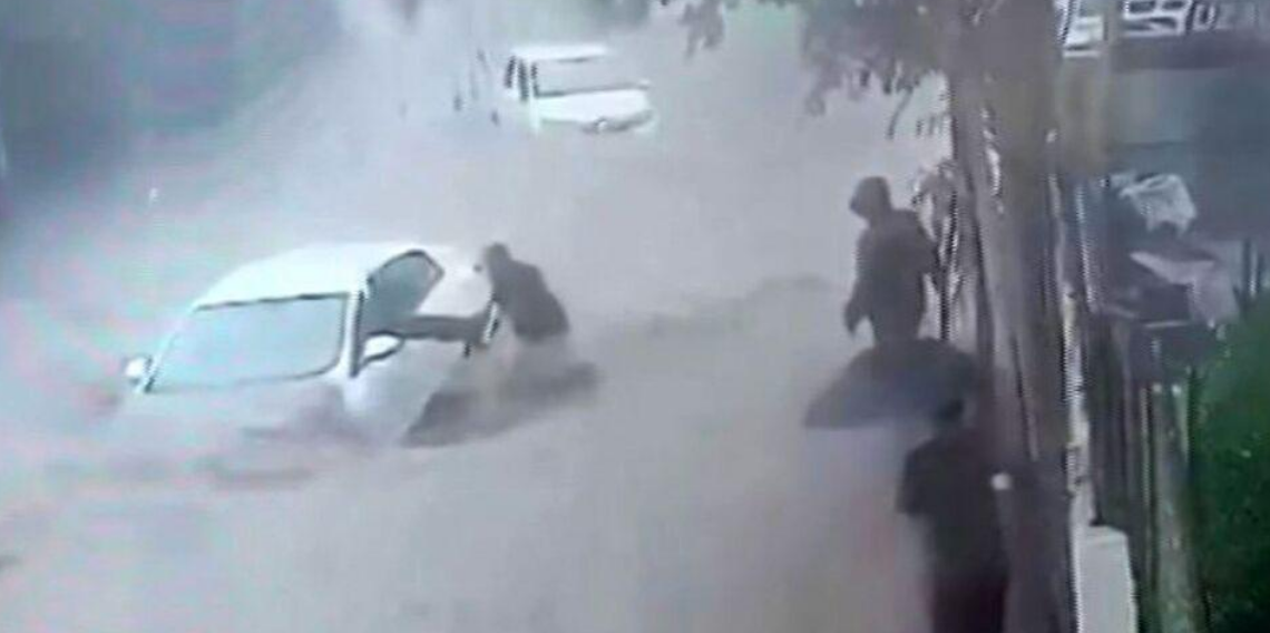İstanbul Ayazağa’da kahraman esnaf! Selde mahsur kalan sürücüyü canı pahasına kurtardı