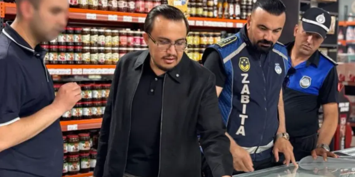 Sincan’da Zincir Markete Tepki: Müşterilerin Çantaları Bantlanıp Dolaba Konuluyor!