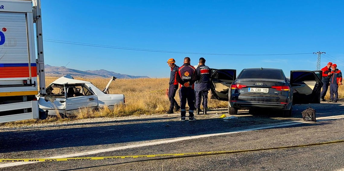 Afyonkarahisar’da feci kaza! Kafa kafaya çarpışan otomobillerde 4 kişi öldü