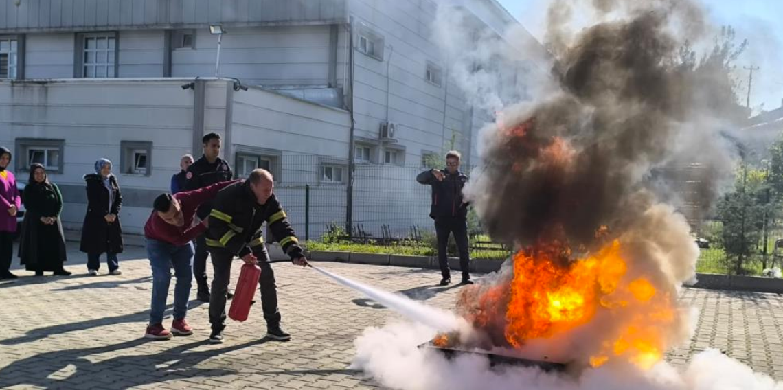 Vezirköprü’de personele yönelik yangın söndürme eğitimi ve tatbikatı