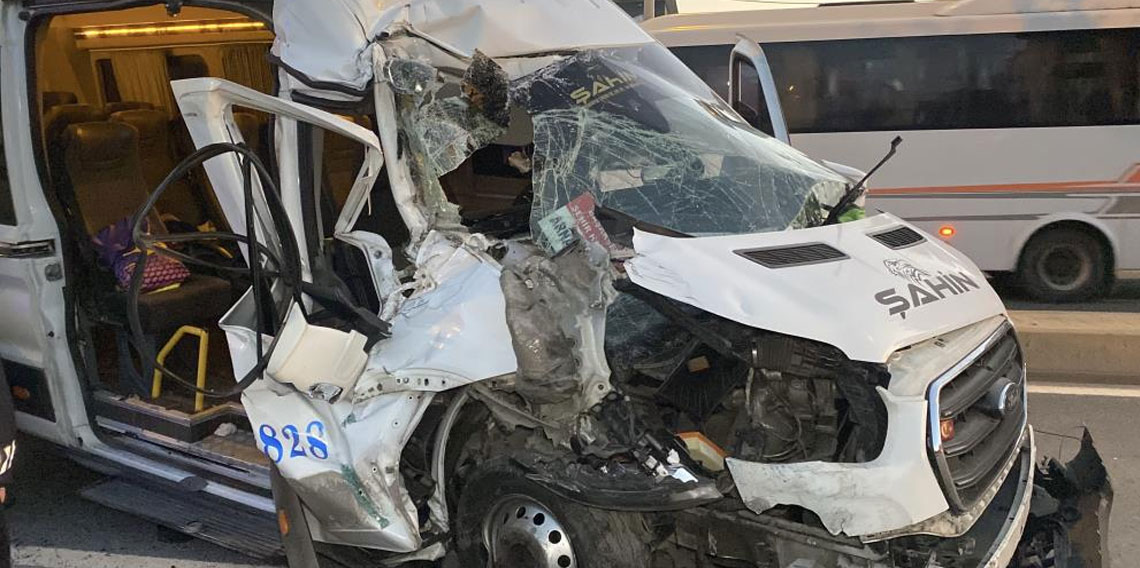 Servis minibüsü hafriyat kamyonuna çarptı: 9 yaralı