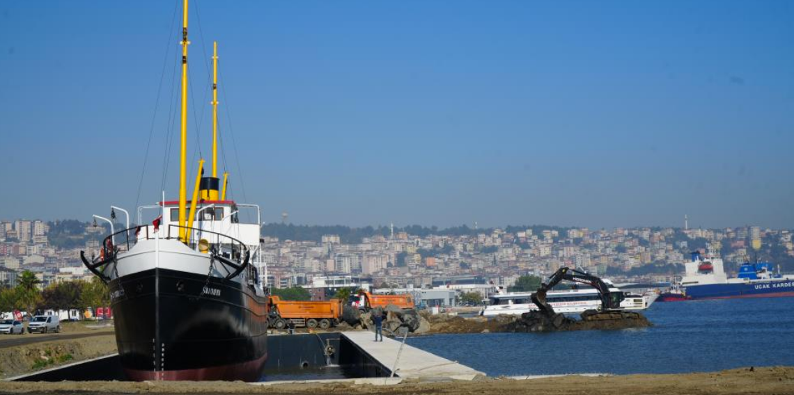 Karadan yürütülen Bandırma Vapuru Müzesi'nin yeni yerinde çalışmalar sürüyor