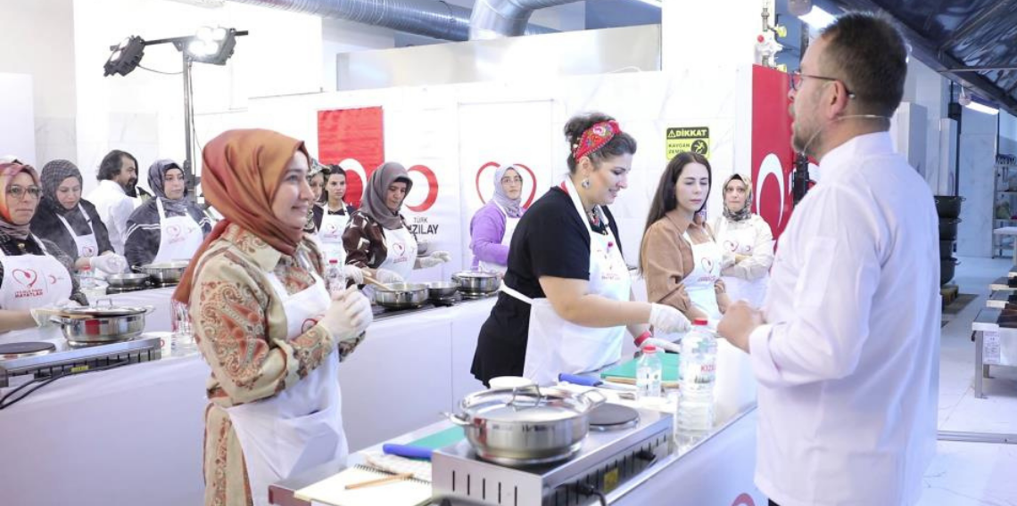 Türk Kızılay, depremden etkilenen Diyarbakırlı kadınları ünlü şeflerle buluşturdu