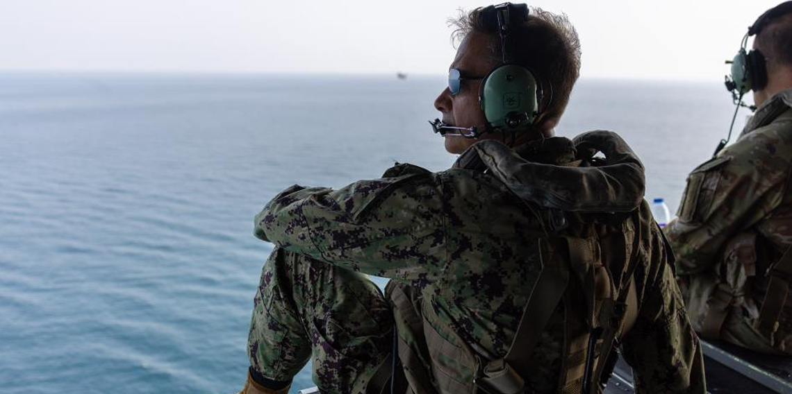 CENTCOM Komutanı Cooper, Hürmüz Boğazı üzerinden helikopterle uçuş gerçekleştirdi